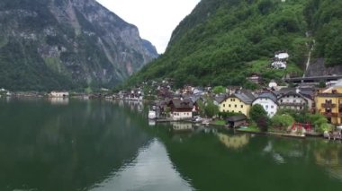 Antik ev aynası yüzey gölü sahili üzerinde vahşi doğa dağ manzarasında güzel bir 4k drone uçuşu.