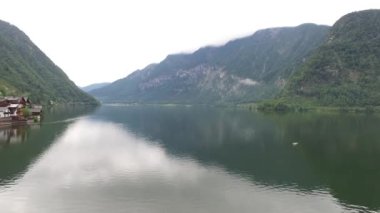 Mükemmel vahşi doğa ayna yüzeyi gölü Avusturya 'da çam ağacının ortasında gizemli dağ ormanı manzarası üstgeçişi