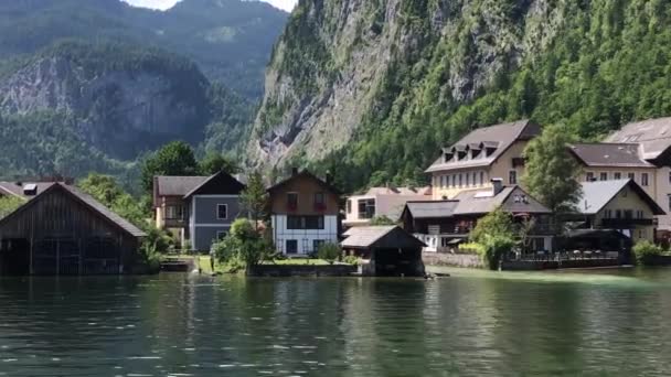 湖の松の木の野生の自然山の風景によって小さなオーストリアの村の居心地の良い別荘の家の豪華な4Kパノラマビュー — ストック動画