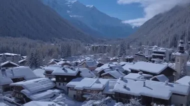 Kış günü Alp Dağları 'nın karla kaplı köyünde küçük, güzel bir yazlık villa.