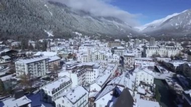 Güzel, lüks bir tatil köyü, Alp Dağları 'ndaki kış ormanlarında karla kaplı yazlık bir köy.