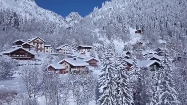 Indrukwekkend Uitzicht Vanuit Lucht Het Besneeuwde Dak Van Een Kleine — Stockvideo