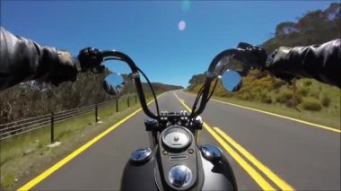 Profesyonel motosikletlinin siyah motosikletli, hızlı sürüşünü gösteren ilk kişi.
