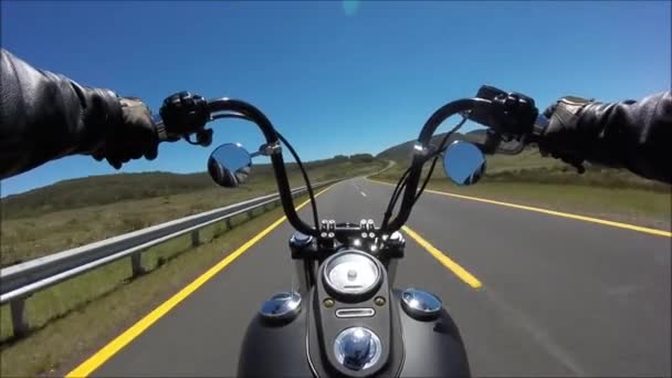 Vista de primera persona pov en ciclista profesional montando rápido cuesta abajo carretera en moto negro en hermoso paisaje — Vídeos de Stock