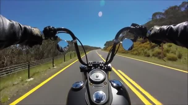 Eerste persoon pov shot van professionele fietser paardrijden snelle afdaling snelweg op zwarte motor fiets in een prachtig landschap — Stockvideo