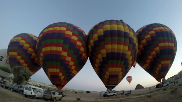 在空旷的沙漠中准备飞行的色彩斑斓的巨大热气球上令人难以置信的时差全景 — 图库视频影像