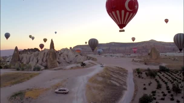 Fascinující Letecké Panorama Pohled Obrovské Horkovzdušné Balóny Létání Vysoko Večerních — Stock video