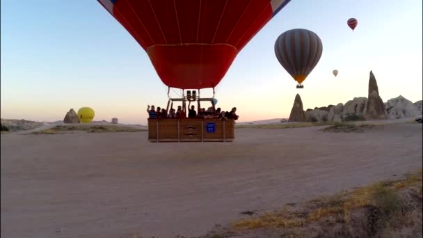 Grupo Pessoas Cesta Voando Alto Noite Céu Por Sol Sobre — Vídeo de Stock
