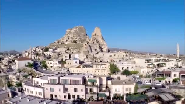 山のチェーンの風景の中に巨大な砂の石の峡谷の砂漠の小さな都市の家に壮大な空中パノラマビュー — ストック動画