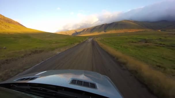 鏡面湖川赤石山の丘の風景の農村部の道路上の素晴らしい一人車のマウントPovビュー — ストック動画