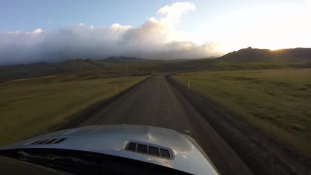 Vehículo Conduciendo Cuesta Abajo Rápido Camino Rural Desierto Nublado Montaña — Vídeo de stock