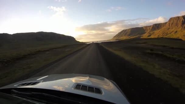Veículo Condução Rápida Downhill Estrada Rural Deserto Nublado Montanha Fabulosa — Vídeo de Stock