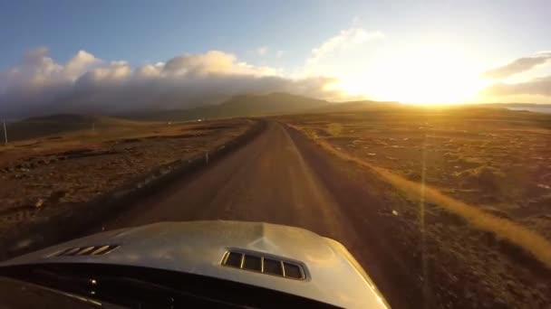 見事な車のマウント夕方の砂漠の山の丘の風景の中に汚れた田舎道を高速運転上の最初の人のPov — ストック動画