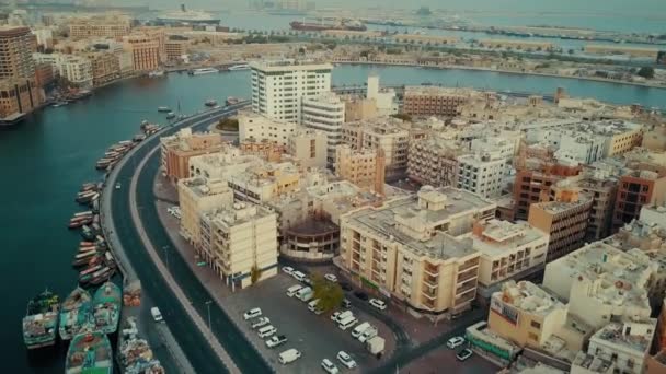 迪拜一个现代化的大型港口城市靠近海水的建筑 吸引了4K高空无人驾驶飞机的俯瞰 — 图库视频影像