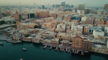 Dubai Emirliği şehir merkezindeki muhteşem 4k hava aracı panorama üstgeçidi. Büyük okyanus limanı şehrinin modern mimarisi.