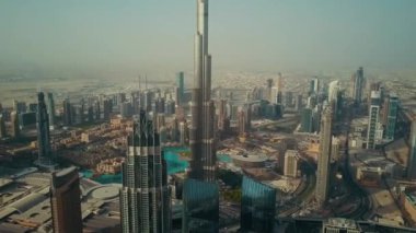 Dubai Emirliği şehir merkezindeki etkileyici yüksek kule gökdeleni modern mimari 4k hava aracı panorama üstgeçidi.