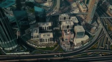 Dubai şehir merkezindeki modern mimaride yoğun karayolları büyüleyici 4k hava aracı zamansız panorama uçuş manzaralı.