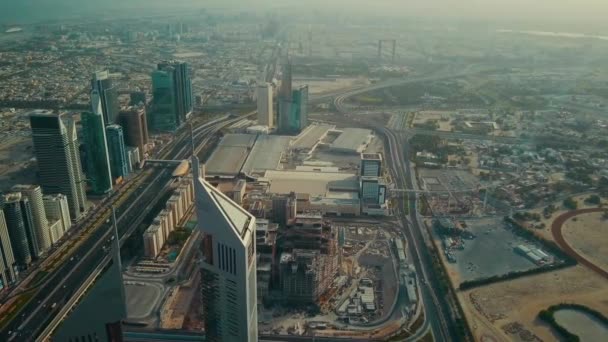 富丽堂皇的大城市大楼耸立着迪拜市中心的现代建筑 四千多架无人驾驶飞机俯瞰着全景 — 图库视频影像