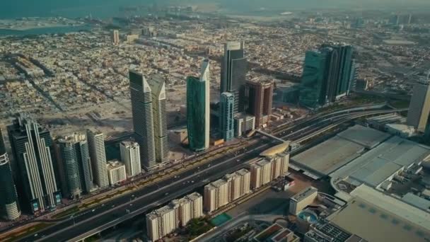 迪拜巨大的城市现代化的未来主义建筑塔摩天大楼 座落于4K空中无人驾驶飞机的全景天桥上 — 图库视频影像