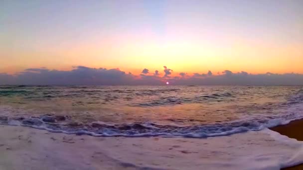 Océano Olas Estrellándose Playa Arena Fascinante Naranja Color Cálido Atardecer — Vídeo de stock
