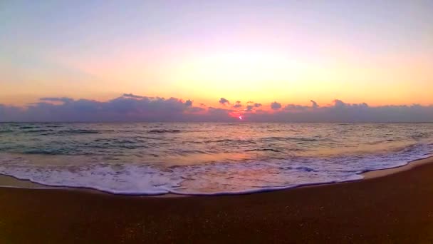 Vagues Océan Écrasant Sur Plage Sable Dans Spectaculaire Coucher Soleil — Video