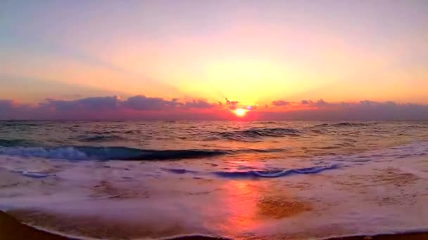 海浪在沙滩上冲刷着 完美的橙色 温暖的黄昏 夕阳西下 在海滨的风景中映入眼帘 — 图库视频影像