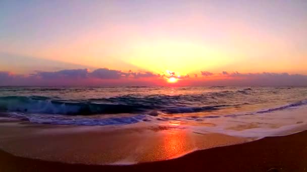 Océano Olas Estrellándose Playa Arena Hermoso Naranja Color Cálido Atardecer — Vídeos de Stock