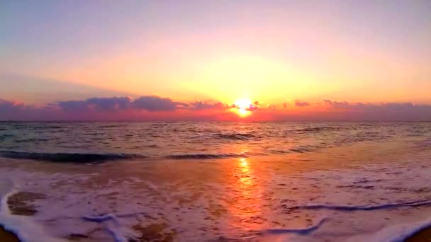 海浪在沙滩上冲撞 令人赞叹的橙色暖夜落日在海滨风景中 景色稳定 — 图库视频影像