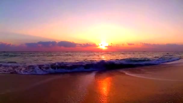 Océano Olas Estrellándose Playa Arena Majestuoso Naranja Color Cálido Atardecer — Vídeos de Stock