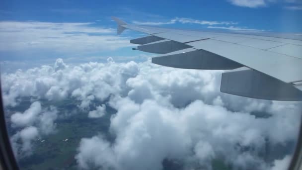 Uçaktaki Uçak Penceresinden Büyüleyici Hava Manzarası Açık Mavi Gökyüzünde Beyaz — Stok video