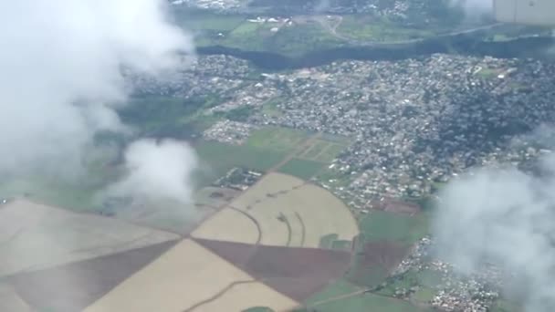 Beyaz Kabarık Bulutlar Arasında Uçan Uçaklar Açık Mavi Gökyüzünde Büyük — Stok video