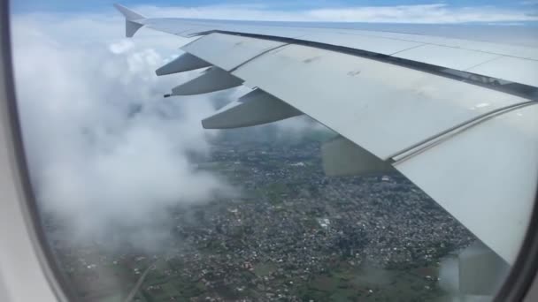 Underbar Flygutsikt Från Flygplansfönstret Flygplansvingen Flyger Högt Över Vita Fluffiga — Stockvideo