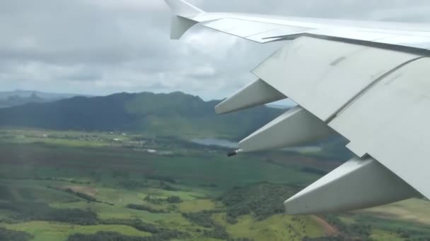 Voando Alto Nuvens Brancas Fofas Céu Azul Claro Sobre Grande — Vídeo de Stock