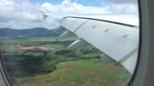 Repülő Magas Fehér Bolyhos Felhők Tiszta Kék Felett Nagy Zöld — Stock videók