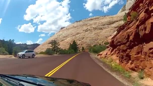 信じられないほどの赤い砂の石の山の丘の峡谷の風景で高速下り坂アスファルト道路田舎の高速道路を運転 — ストック動画