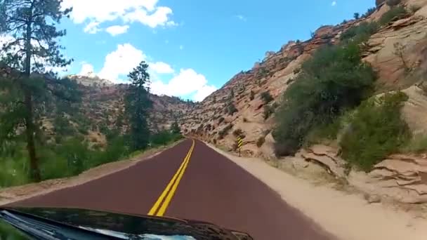 素晴らしい赤い砂の石の山の丘の峡谷の風景で高速下り坂アスファルト道路田舎の高速道路を運転 — ストック動画