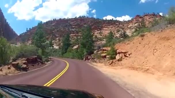 魅力的な赤い砂の石の山の丘の峡谷の風景で高速下り坂アスファルト道路田舎の高速道路を運転 — ストック動画