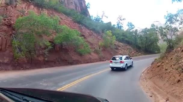 最初の人の車のマウントPovで見事な赤い砂の石の山の丘の風景の田舎の高速道路の道路で運転 — ストック動画