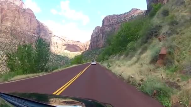 Dirigir Estrada Estrada Rural Linda Areia Vermelha Pedra Montanha Montanha — Vídeo de Stock