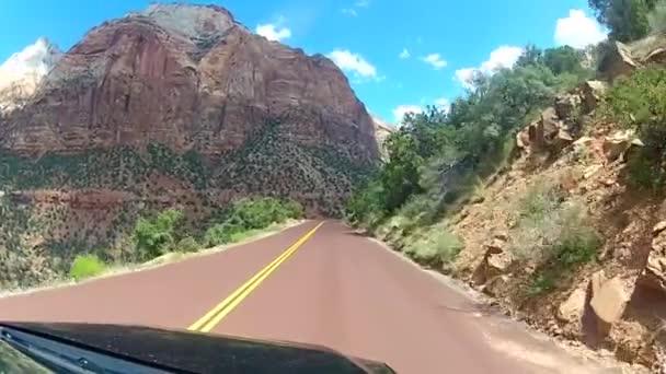 Dirigir Estrada Rural Estrada Fabulosa Areia Vermelha Pedra Montanha Montanha — Vídeo de Stock