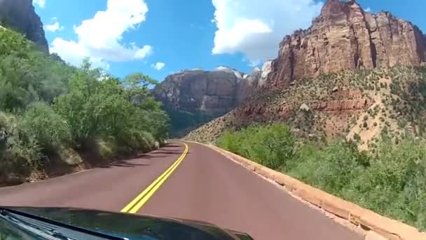 Dirigir Estrada Rural Estrada Majestosa Areia Vermelha Pedra Montanha Montanha — Vídeo de Stock