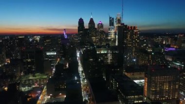 Fevkalade 4k insansız hava aracı gökyüzünde turuncu günbatımında akşam gökyüzünde Philadelphia 'nın büyük şehri