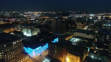 Muhteşem 4k hava aracı Panorama üstgeçidi modern Philadelphia şehri şehir merkezinde, karanlık gece aydınlatmalı şehir manzarasında.