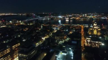 Etkileyici hava aracı 4k panorama üstgeçidi modern Philadelphia şehri şehir merkezinde karanlık gece ışığı aydınlatma şehri