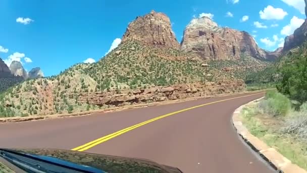 Dirigir Estrada Rural Estrada Impecável Areia Vermelha Pedra Montanha Montanha — Vídeo de Stock