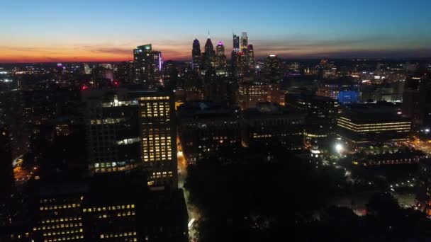 Cielo Anaranjado Cálido Del Atardecer Noche Sobre Ciudad Iluminación Brillante — Vídeo de stock