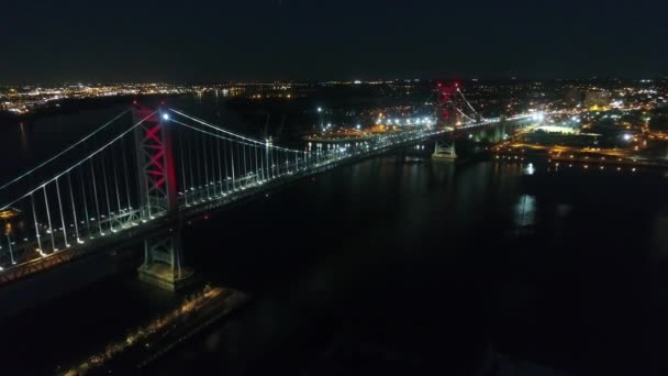 大きな近代的なフィラデルフィア市内の川を渡る橋豪華な4Kの空中都市の夜の照明でダウンタウン — ストック動画