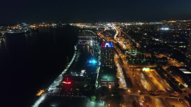 Fascinante Vuelo Panorámico Drones Aéreos Sobre Carretera Junto Río Con — Vídeos de Stock