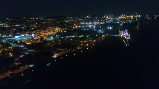 在令人印象深刻的4K空中无人驾驶飞机全景中 现代费城大都市在明亮的夜光照明下的景观 — 图库视频影像