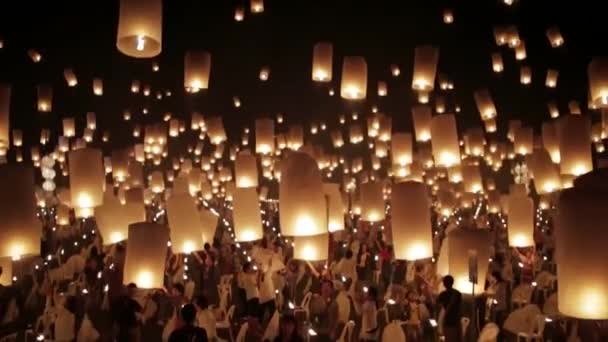 Pessoas Felizes Multidão Liberando Milhares Velas Acesas Incríveis Brilhantes Lanternas — Vídeo de Stock